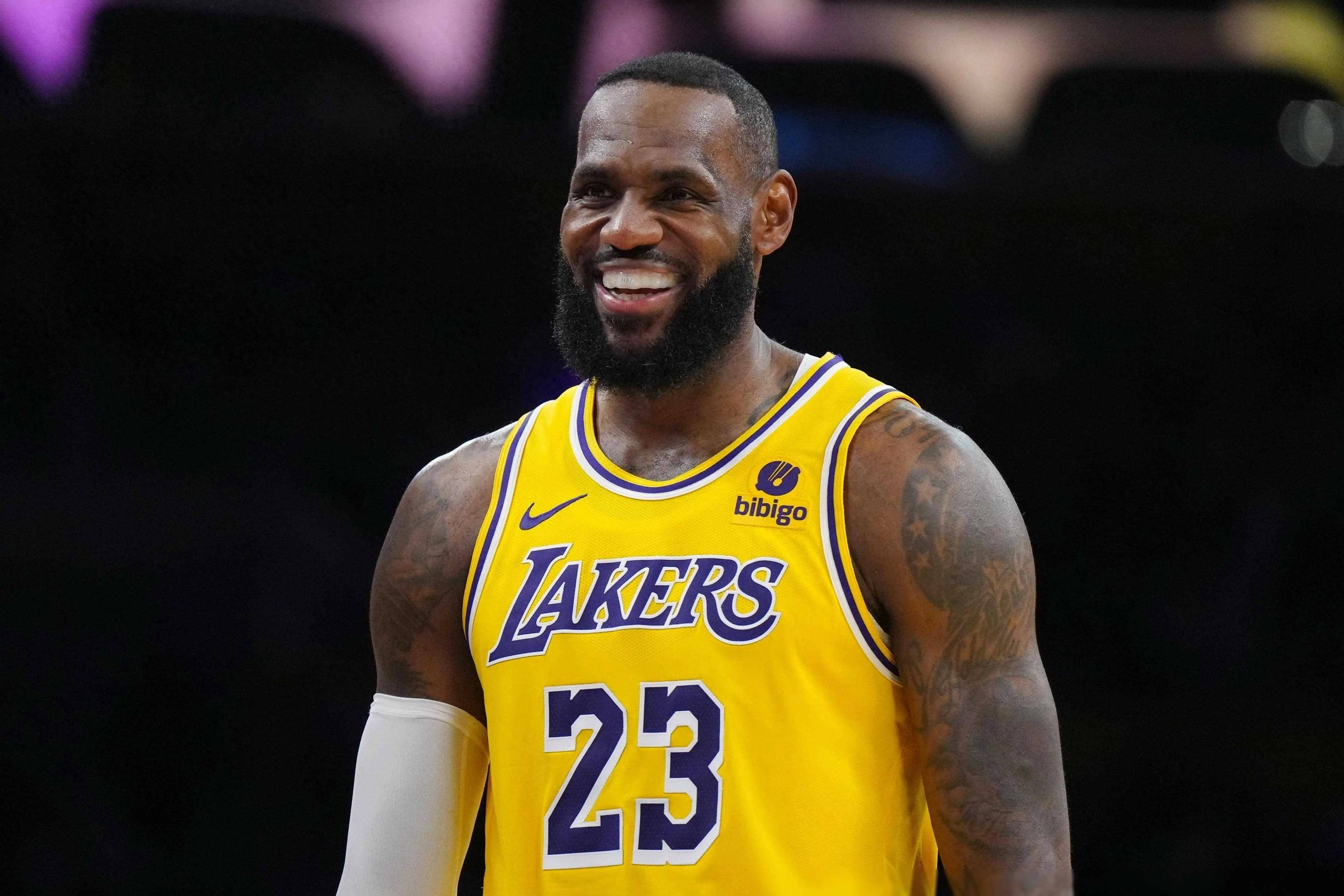 洛杉矶湖人训练开放日，集结日完成体检引欢呼，NBA常规赛在即，心理建设被强调的简单介绍